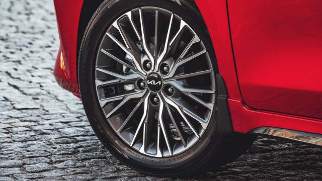 Версия GT-Line оснащается 17-дюймовыми колесами c дисками нового дизайна. У более доступных машин колеса диаметром 15 или 16 дюймов