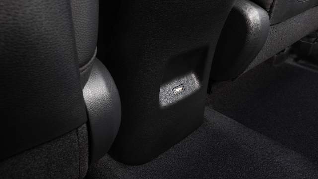 На втором ряду есть подогрев сидений и дополнительные воздуховоды