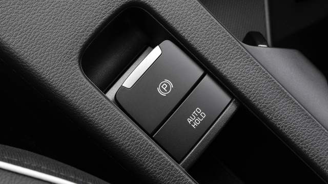 Появился электрический стояночный тормоз