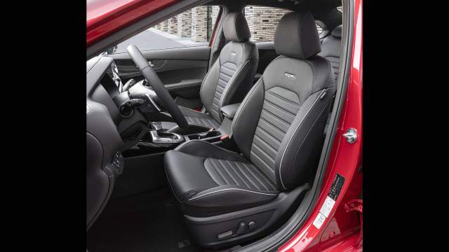 В топ-версии водительское сиденье снабжено электрорегулировками и памятью. Обивка — комбинация искусственной и натуральной кожи