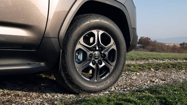 Версия GR Sport обута в шины размерностью 265/65 R18. Это единственный одобренный для нее вариант