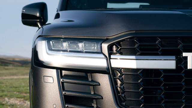 Cветодиодные прожекторные фары предлагаются для обеих топ-версий