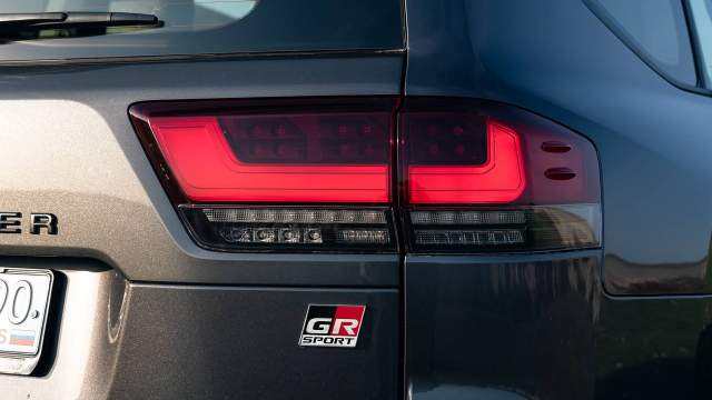 Поворотники в фонарях — с бегущей строкой