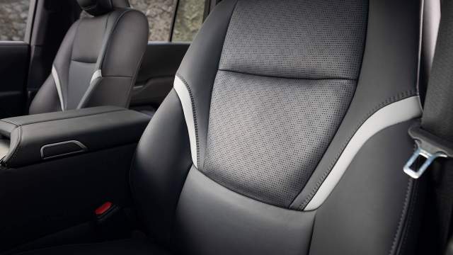 Кресла можно заказать с красно-черной отделкой