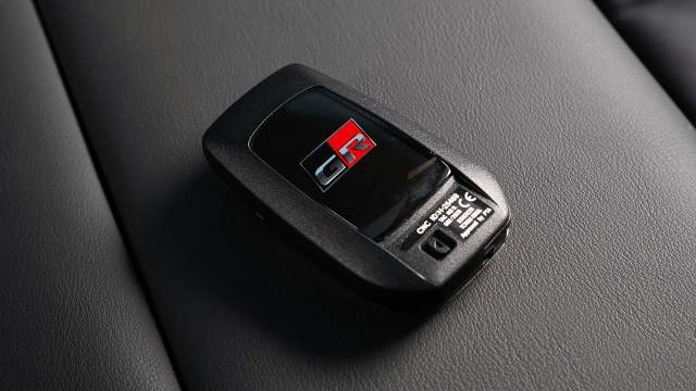 Логотип GR Sport есть даже на ключе