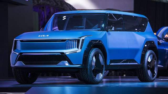 Kia представила свое видение большого электрического кроссовера, построенного на той же платформе E-GMP. У него брутальный угловатый дизайн и трехрядный салон с большими возможностями трансформации. Например, передние кресла разворачиваются, а центральные превращаются в стол. Серийный EV9 станет второй моделью и флагманской моделью электрического семейства и вполне возможно доедет до российского рынка