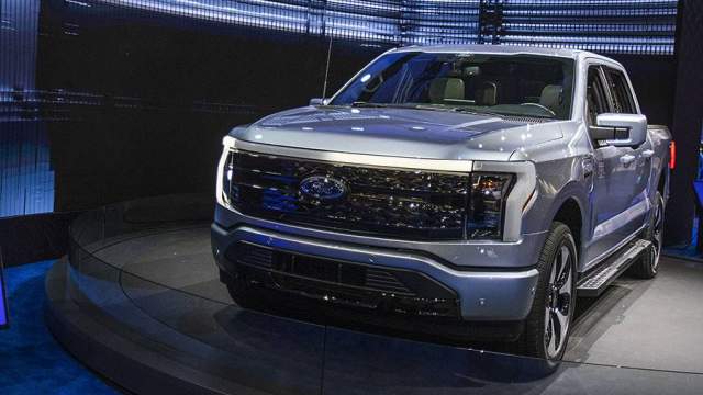 Ford привез электрическую версию своего пикапа-бестселлера. F-150 Lightning предлагается в двух вариантах: с отдачей 432 л.с. и запасом хода 370 км и с отдачей 571 л.с. и запасом хода 480 км. Во втором случае грузоподъемность немного снижена