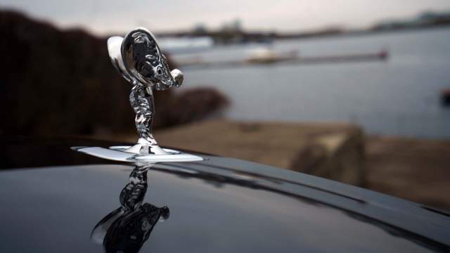 If desired, the Spirit of Ecstasy figurine can be hidden through the touchscreen