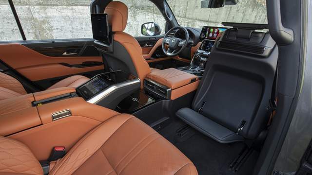 Правое переднее кресло можно отодвинуть вперед, сложить дисплей и разложить подножку 