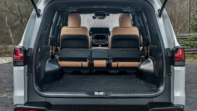 Дверь багажника теперь одностворчатая