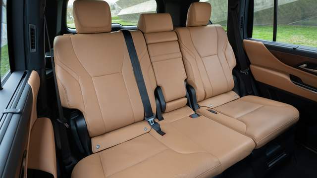 Трехместный диван по-прежнему лишен продольной регулировки. Зато оснащен и подогревом, и вентиляцией