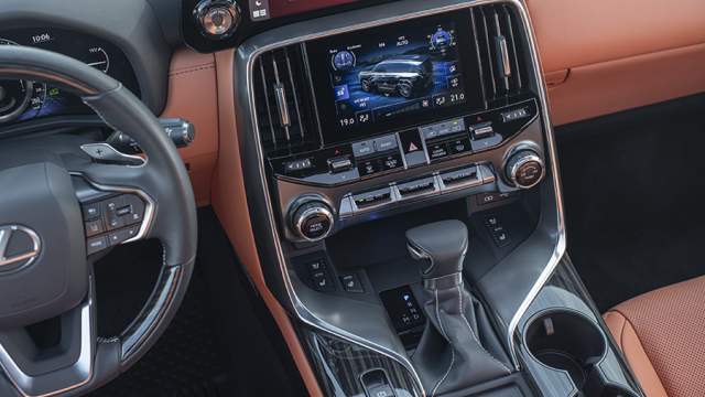 На центральной консоли появился второй сенсорный дисплей