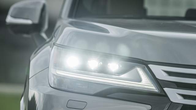 Светодиодные фары, не ослепляющие встречные машины, снабжены омывателями