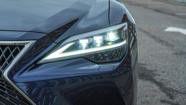 Светодиодные фары вооружены продвинутой адаптивной системой BladeScan с двумя вращающимися зеркалами