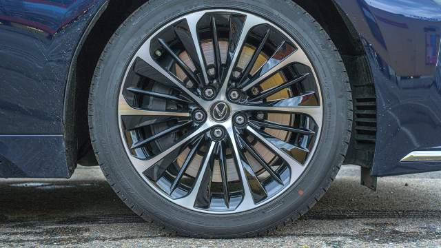 Максимальный размер колес — 20 дюймов. Шины с технологией RunFlat