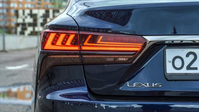 Элементы в фонарях теперь не хромированные а зачернённые