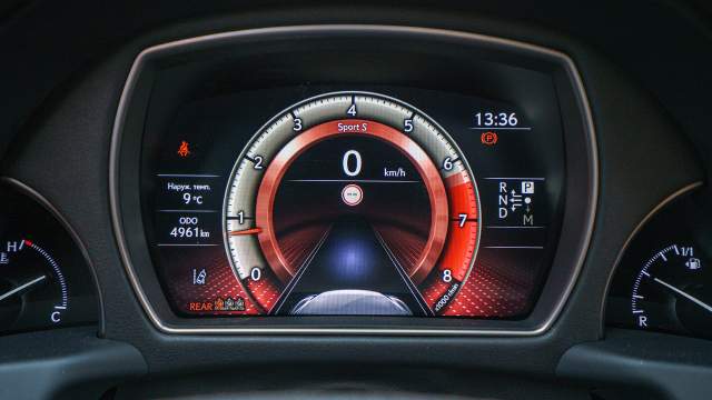 Центральная часть приборной панели — дисплей. У версии F-Sport своя комбинация приборов