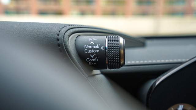 Ездовые режимы переключаются ручками по бокам от приборного щитка