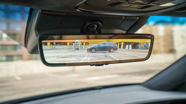 На зеркало можно выводить картинку с задней камеры