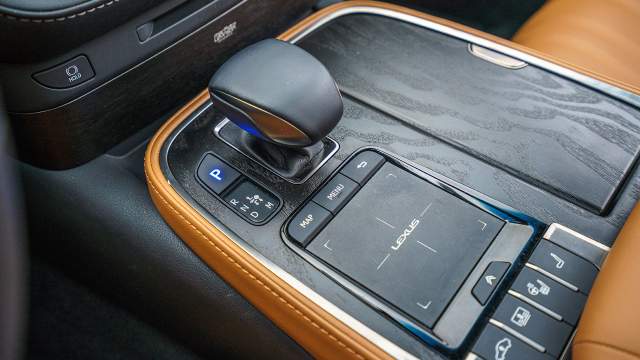 Нефиксируемый джойстик «автомата» требует привыкания. Чтобы поехать, надо сначала сдвинуть его влево