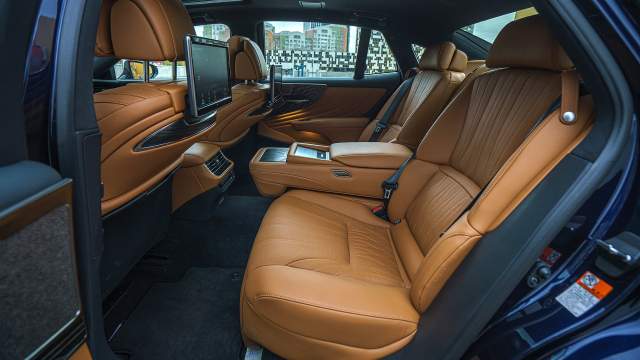 Места на заднем ряду с запасом. Но высокие пассажиры не смогут вытянуть ноги в положении полулежа с разложенной оттоманкой