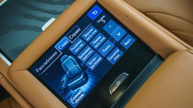 За управление функциями задних сидений и шторками на окнах отвечает тачскрин в подлокотнике