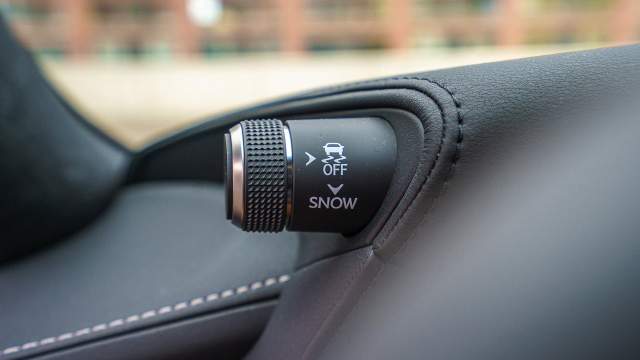 Для ограничения ESP и снежного режима — отдельный рычажок