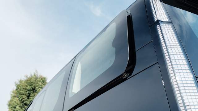 Задние окна открываются на небольшой угол