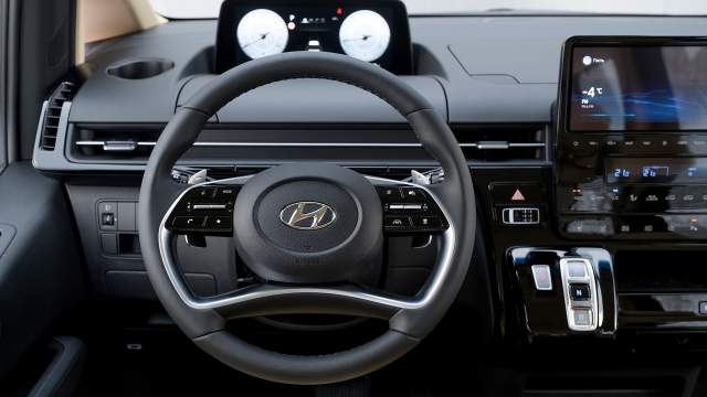 Руль снабжен подогревом. Дисплей приборной панели расположен над ним