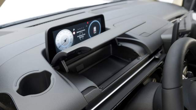 Перед приборной панелью есть небольшой отсек. Диагональ экрана — 10,25 дюйма. В базовой комплектации приборный дисплей совсем маленький