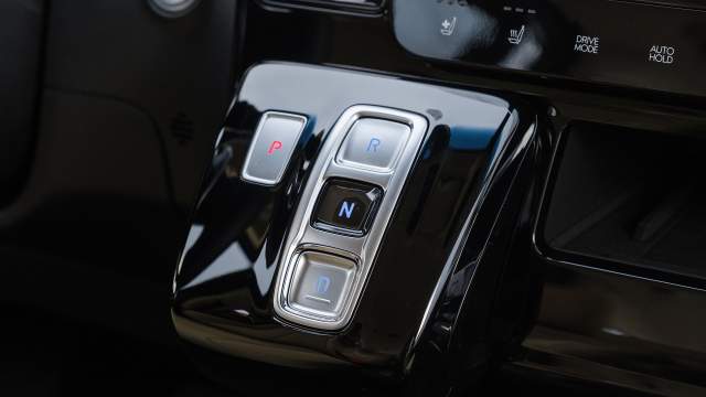 Управление 8-ступенчатым «автоматом» кнопочное. Подрулевыми лепестками можно переключать передачи вручную