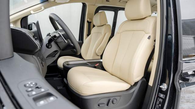 Водительское кресло снабжено регулировкой поясничного подпора, подогревом и вентиляцией сидений