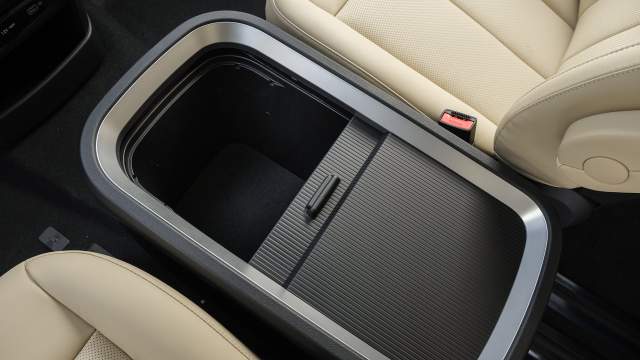 Между передними сиденьями — вместительный бокс