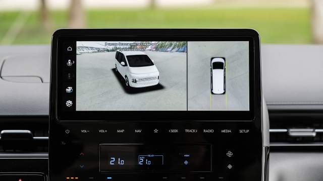 Система кругового обзора выручает при маневрировании. Диагональ мультимедийного экрана тоже 10,25 дюйма. В базовой комплектации он 8-дюймовый