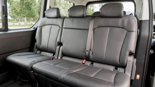 Диван второго ряда разделен на две неравные части. Есть регулировка наклона спинок и крепления Isofix для детских кресел.