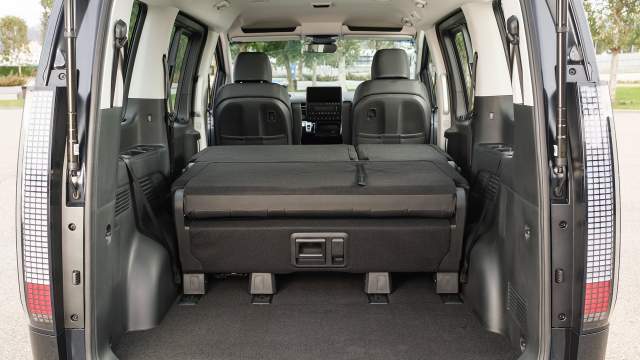 Спинки второго и третьего ряда складываются, образуя ровную площадку