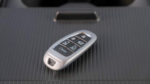 Боковые двери и багажную можно открыть дистанционно, с ключа