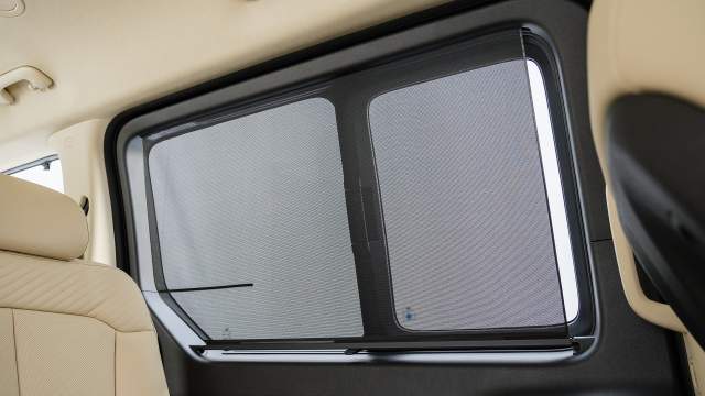 На боковых окнах есть солнцезащитные шторки