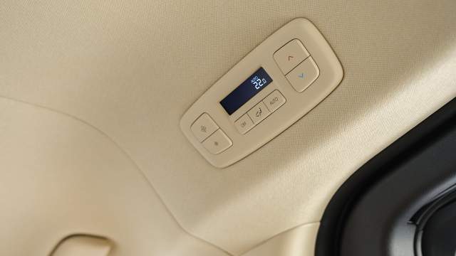 Блок управления климат-контролем расположен на потолке, и к нему приходится тянуться