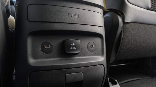 В торце центрального бокса расположены розетки, дополнительные подстаканники и выдвижной ящик