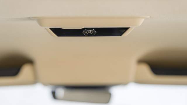 Водитель может следить за пассажирами с помощью потолочной видеокамеры