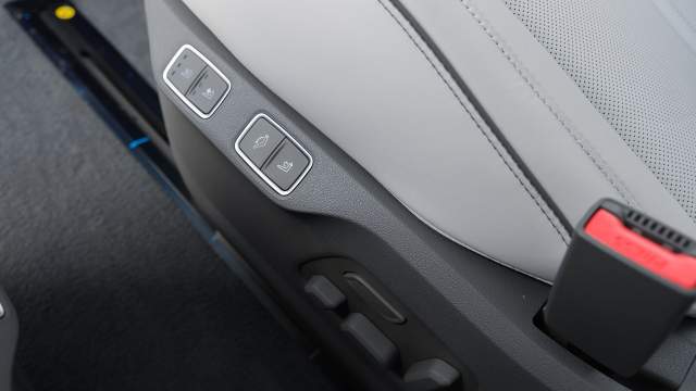 Кресло раскладывается в полулежачее положение нажатием одной кнопки