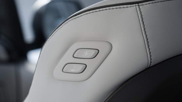 Переднее правое кресло можно двигать со второго ряда