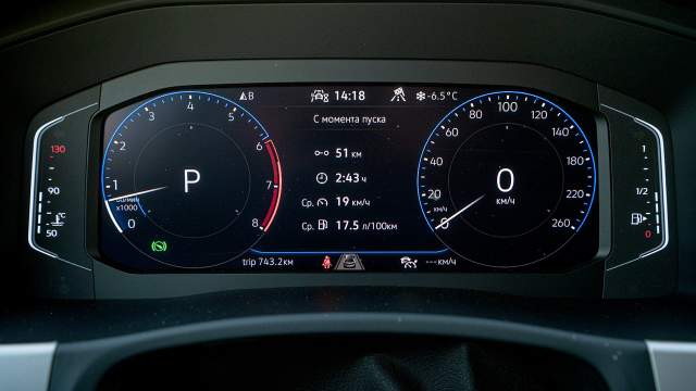 В дорогих комплектациях приборная панель 10-дюймовая, с несколькоми вариантами оформления