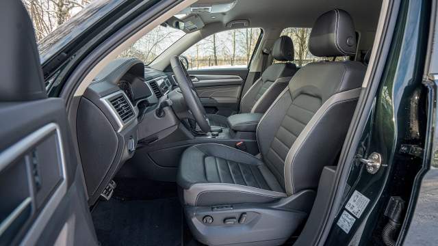 У водительского сиденья развитая боковая поддержка