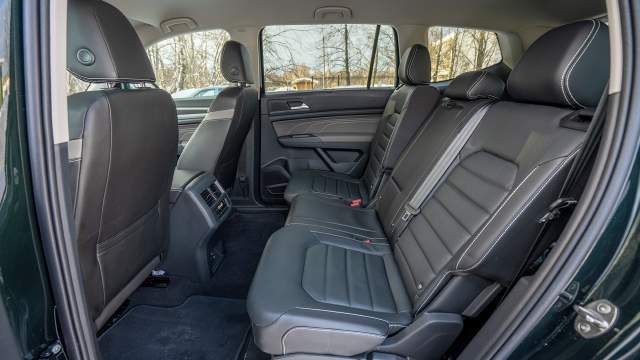 На втором ряду места для ног с запасом. У сидений есть продольная регулировка и регулировка наклона спинки. В распоряжении пассажиров шторки и отдельный блок управления климатом