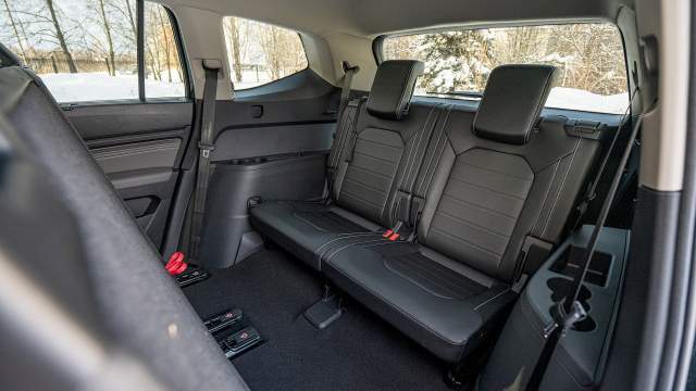 На третьем ряду достаточно места для двух взрослых  Объем багажника в 5-местной конфигурации: 1572 л