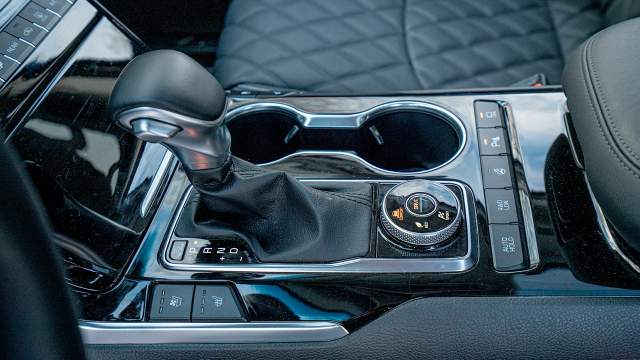 Дорожные и внедорожные режимы переключаются кнопкой по центру шайбы