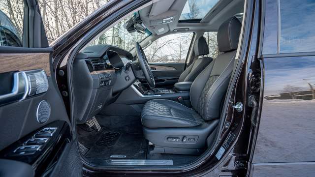 Профиль спинки кресла можно было бы сделать более изогнутым