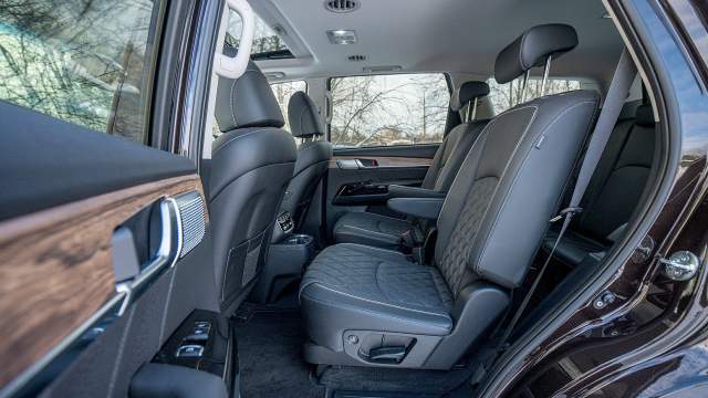 В топ-версии кресла второго ряда раздельные и снабжены вентиляцией. У пассажиров отдельный блок управления климат-контролем